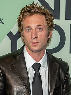 A portrait of Jeremy Allen White